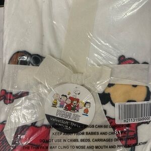 Peanuts White and Red Blanket